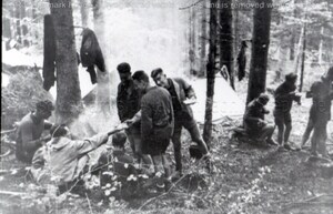 LE 9ème groupe à l'heure du repas : Baptiste et Georges (debouts en face), Paquito (debout de dos), Boum Flamand et Cousin (assis), Harrold (au fond à droite)