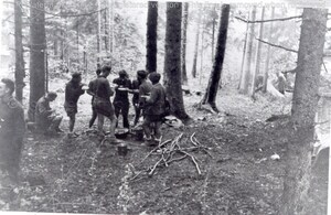 Le 7ème groupe se restaure. De gauche à droite : Paquito, Cousin (assis), Mic, Harrold, Boum (de face), Jo, Franz (avec béret)