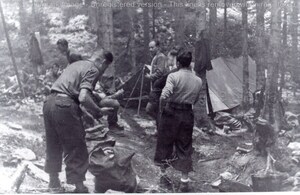 Le repas du midi était pour le Capitaine STEPHANE l'occasion de vivre chaque jour un moment d'échange avec un groupe différent. Stéphane (assis)), le lieutenant Maurice (à droite), Dubus (debout au fond), Bruno (au 1er plan penché en avant) et Jean-Jacques (de dos)