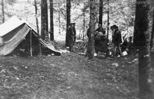 Un groupe en grande discussion avant de se retirer sous sa toile de tente